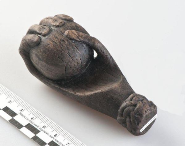 Деревянные руки из древнего Великого Новгорода имели ритуальное значение, полагают в МГУ