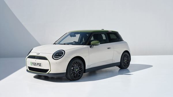 Шестиколёсный Lexus, безумный Infiniti и&nbsp;виртуальный Ferrari: главные автоновинки недели