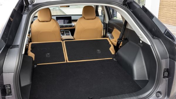 Прагматик против техногика: сравнительный тест-драйв GAC GS4 и&nbsp;Geely Atlas