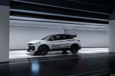 Geely Coolray, готовый к битве, всего за 87,8 тыс. юаней (1 млн рублей). Представлен Geely Coolray L Battle Edition с большим антикрылом и салоном из алькантары