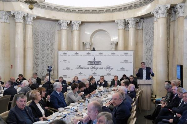 Искусственный интеллект в науке, индустрии и госуправлении. На Президиуме РАН обсудили вызовы внедрения ИИ и пути их решения