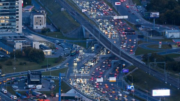 Перегруженные дороги, старые машины и человеческий фактор: названы основные проблемы дорожного движения в России