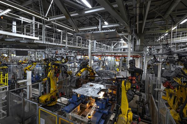 Роботы Fanuc и Yaskawa, 760 граммов воска и 600 тысяч деталей в сутки: раскрыты подробности о том, как собирают машины Tenet на бывшем российском заводе Volkswagen