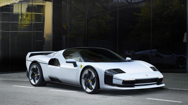 Маленький Land Cruiser, юбилейный Rolls-Royce и&nbsp;уникальный Ferrari: главные автоновинки недели