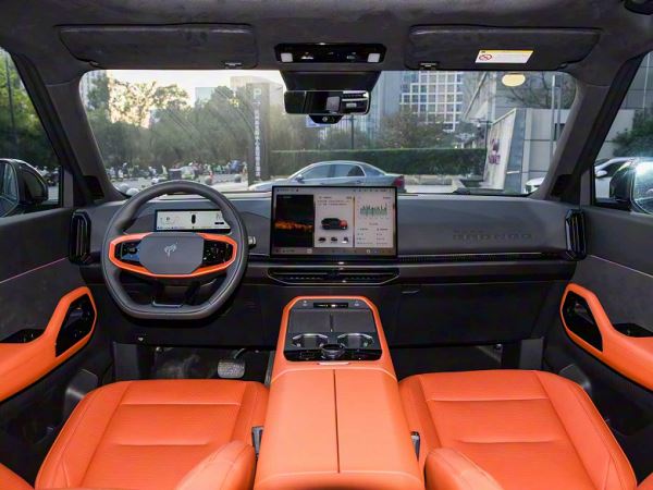 Рама, 1220 км на баке бензина, 421 л.с., полный привод, встроенный холодильник &mdash; за 230 тыс. юаней (2,65 млн рублей). В КНР представлен Ford Bronco Sport