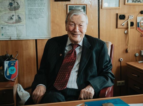 За научные заслуги и многолетний труд: академику Алексею Розанову вручили орден Александра Невского