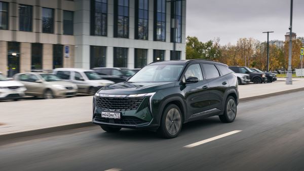Прагматик против техногика: сравнительный тест-драйв GAC GS4 и&nbsp;Geely Atlas