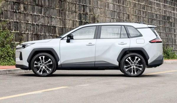 В Китае представлен новый Toyota Wildlander — клон новейшего Toyota RAV4 за 170 тыс. юаней (1,9 млн рублей) с русифицированной медиасистемой