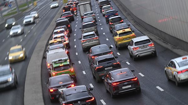 Перегруженные дороги, старые машины и человеческий фактор: названы основные проблемы дорожного движения в России