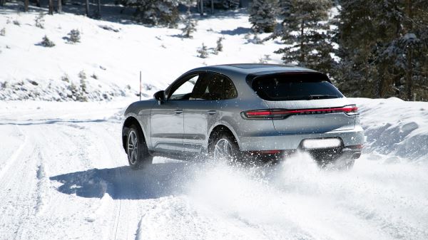 Восемь важных приёмов вождения, без знания которых опасно садиться за&nbsp;руль зимой