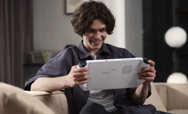 Для гигантов и с 3D-экраном. Портативную игровую консоль Abxylute 3D One уже можно заказать и даже сэкономить