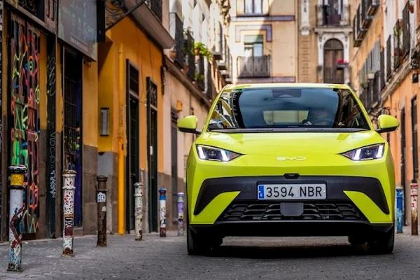 Одна из самых бедных стран Европы показала высочайшие темпы электрификации авто. В октябре на такие машины пришлось 57% всех продаж