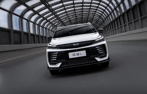 Geely Coolray, готовый к битве, всего за 87,8 тыс. юаней (1 млн рублей). Представлен Geely Coolray L Battle Edition с большим антикрылом и салоном из алькантары