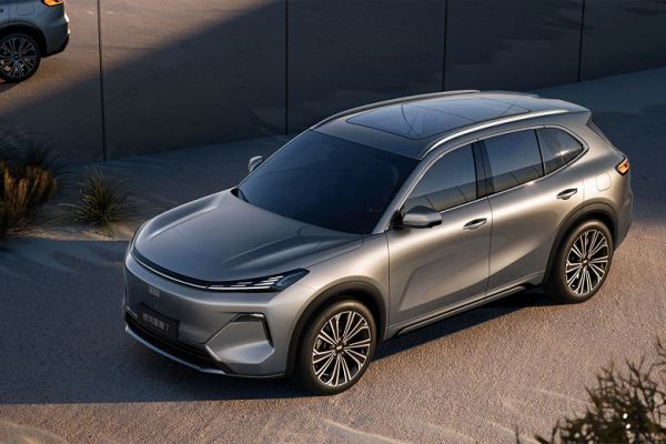 В России лишь объявили цены на гибрид Geely EX5 EM-i, а в Китае уже выходит улучшенная версия: Galaxy Starship 7 EM-i с более мощным мотором представят 19 ноября