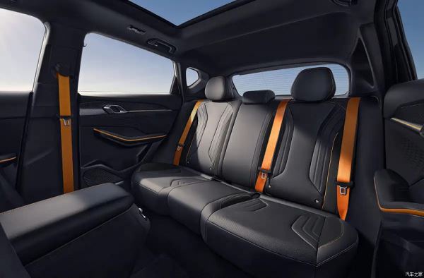 Geely Coolray, готовый к битве, всего за 87,8 тыс. юаней (1 млн рублей). Представлен Geely Coolray L Battle Edition с большим антикрылом и салоном из алькантары