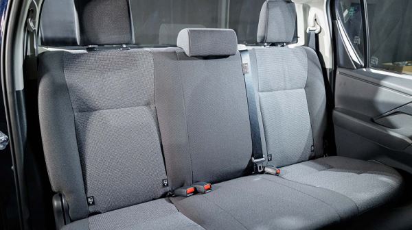 Совершенно новый Toyota Hilux сохранил механическую коробку передач. Опубликованы фото самой дешевой версии, у которой нет даже климат-контроля