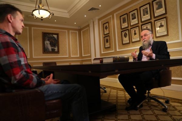 Человеческий интеллект тоже во многом искусственный. Интервью с Александром Дугиным