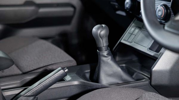 Совершенно новый Toyota Hilux сохранил механическую коробку передач. Опубликованы фото самой дешевой версии, у которой нет даже климат-контроля
