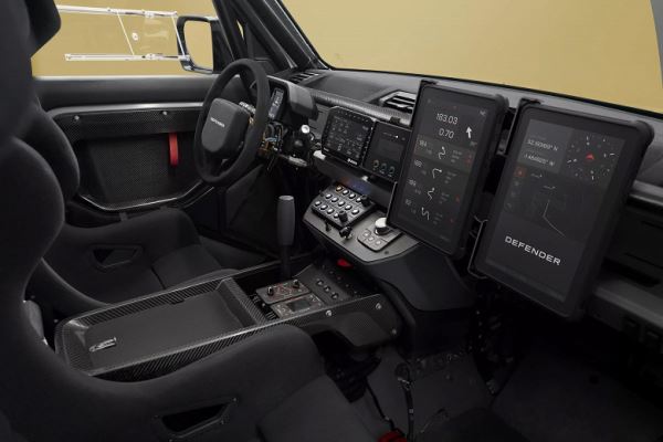 Самый экстремальный Land Rover Defender. Представлен раллийный Defender Dakar D7X-R: 4,4-литровый V8 с двумя турбинами, 550-литровый топливный бак и &laquo;режим полёта&raquo;