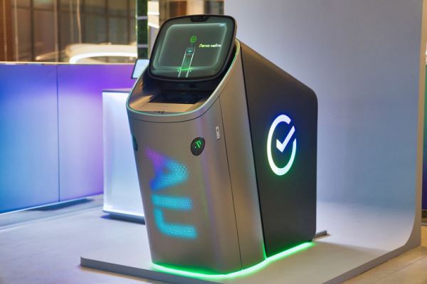 Сбер &laquo;переизобрёл&raquo; банкомат: два экрана, ИИ-помощник GigaChat и здоровье