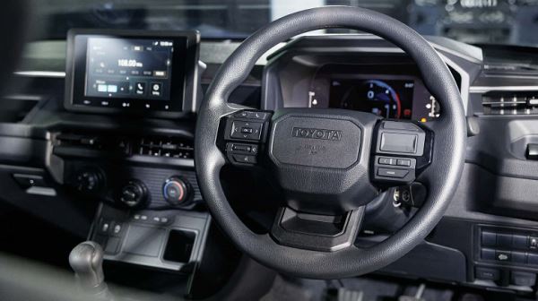 Совершенно новый Toyota Hilux сохранил механическую коробку передач. Опубликованы фото самой дешевой версии, у которой нет даже климат-контроля