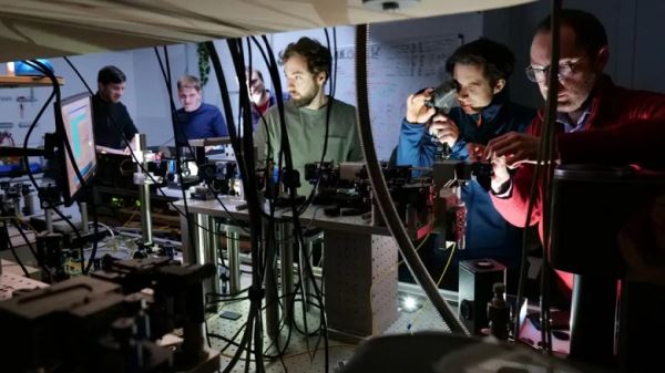 Учёные впервые успешно телепортировали квантовую информацию между фотонами, излученными разными квантовыми точками