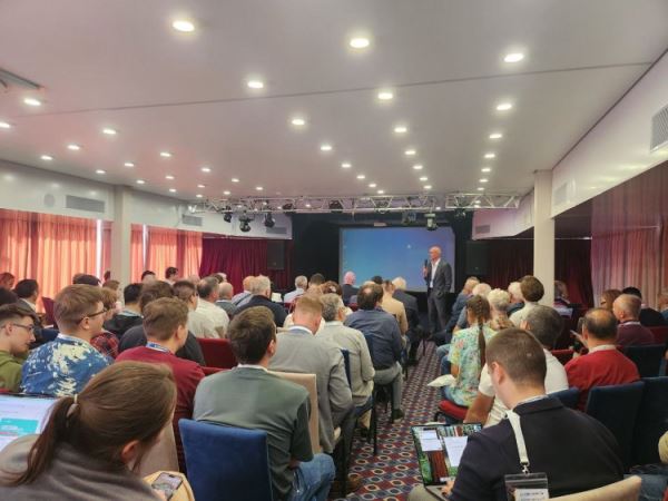 Более 150 ученых из разных стран приняли участие в симпозиуме &laquo;Актуальные проблемы физики нелинейных волн&raquo;