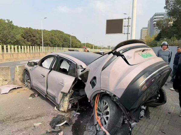Кроссовер Nio EC6 разорвало надвое, но водитель не пострадал
