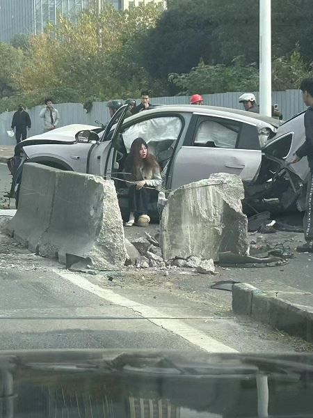 Кроссовер Nio EC6 разорвало надвое, но водитель не пострадал