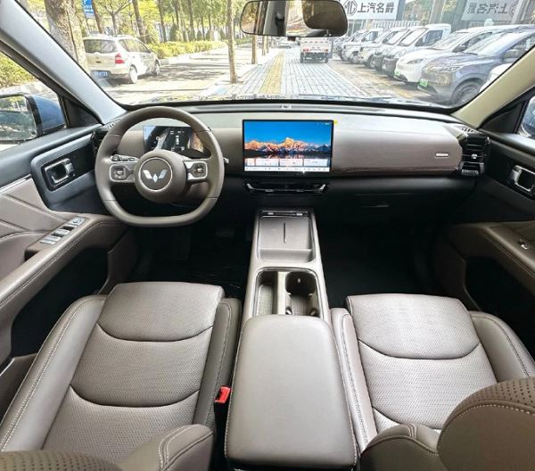 Можно бензиновый, гибридный либо электрический, а также на пять либо семь мест. Wuling готовит новый кроссовер Xingguang 560